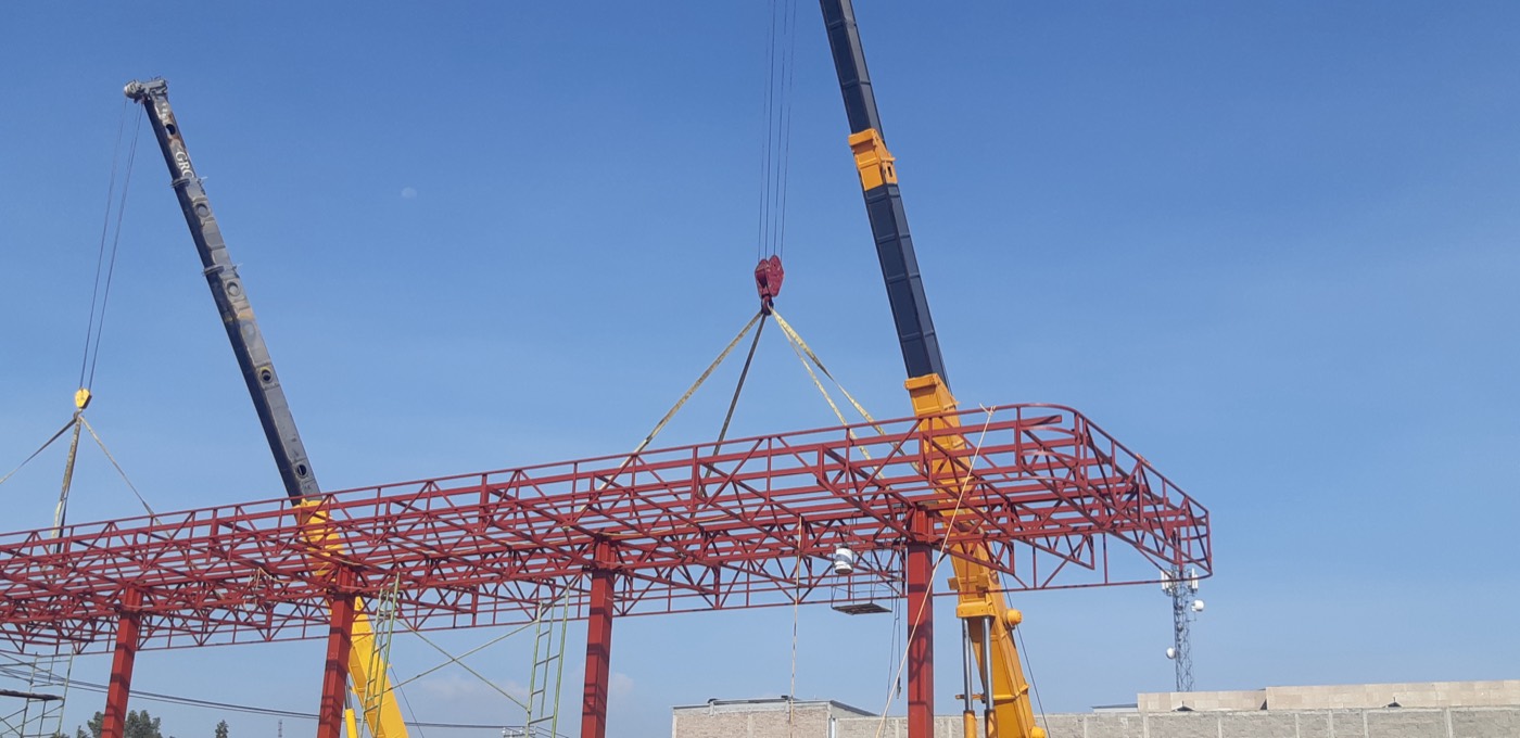 Grúa Grúas Trejo izando estructura metálica de nave industrial