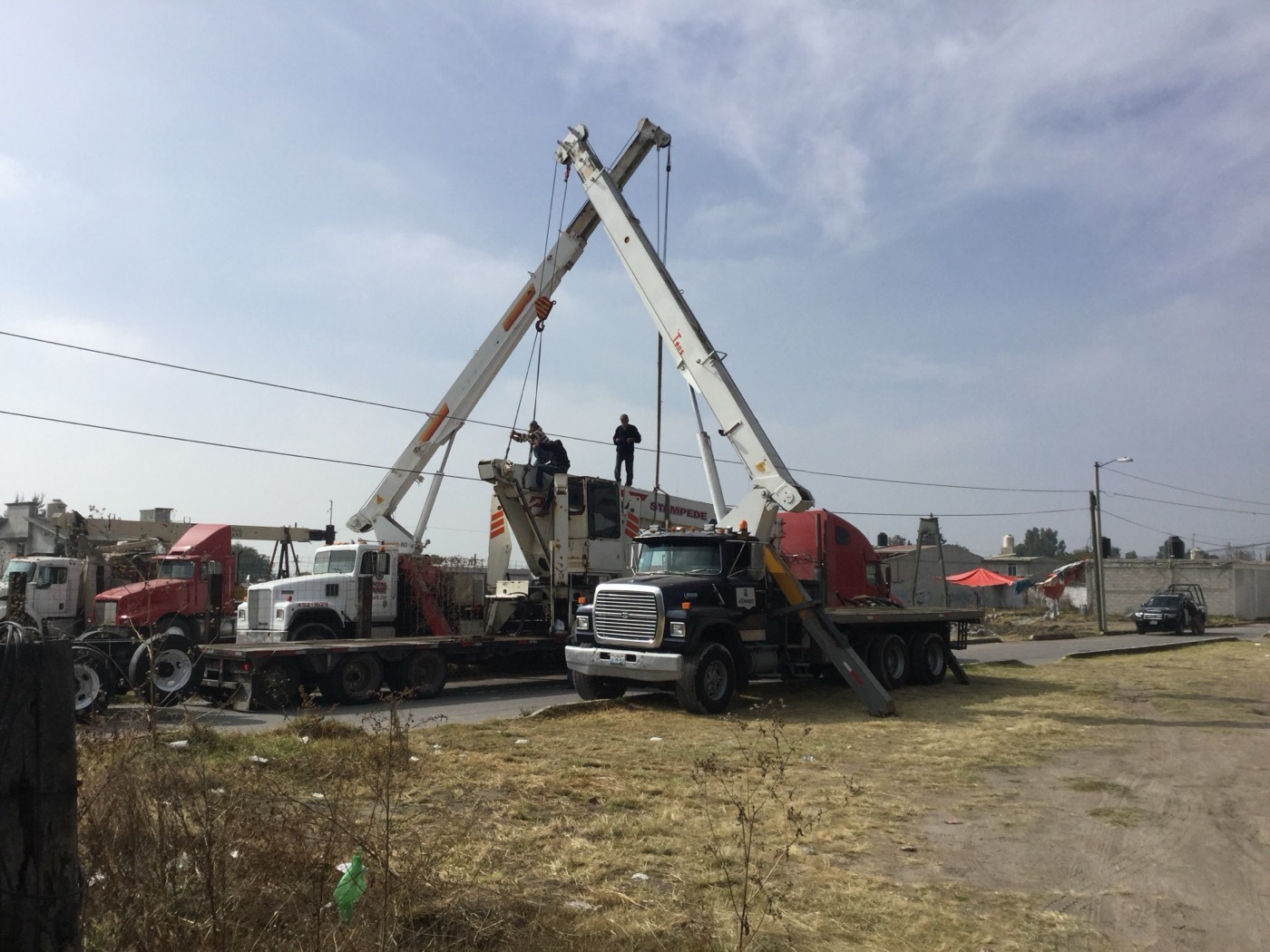 Grúas trabajando en maniobra de izaje en sitio industrial