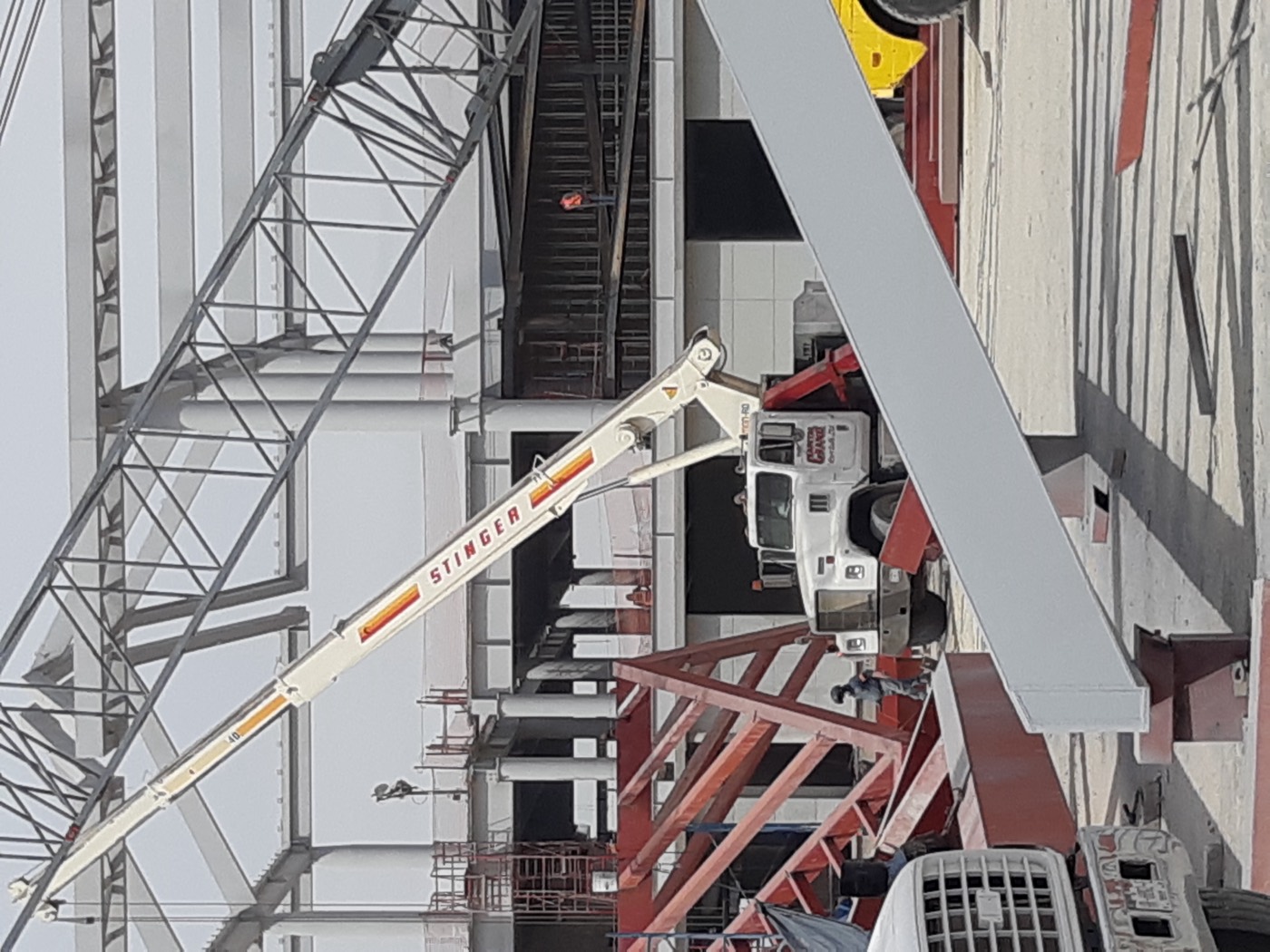 Grúa telescópica en obra de construcción industrial