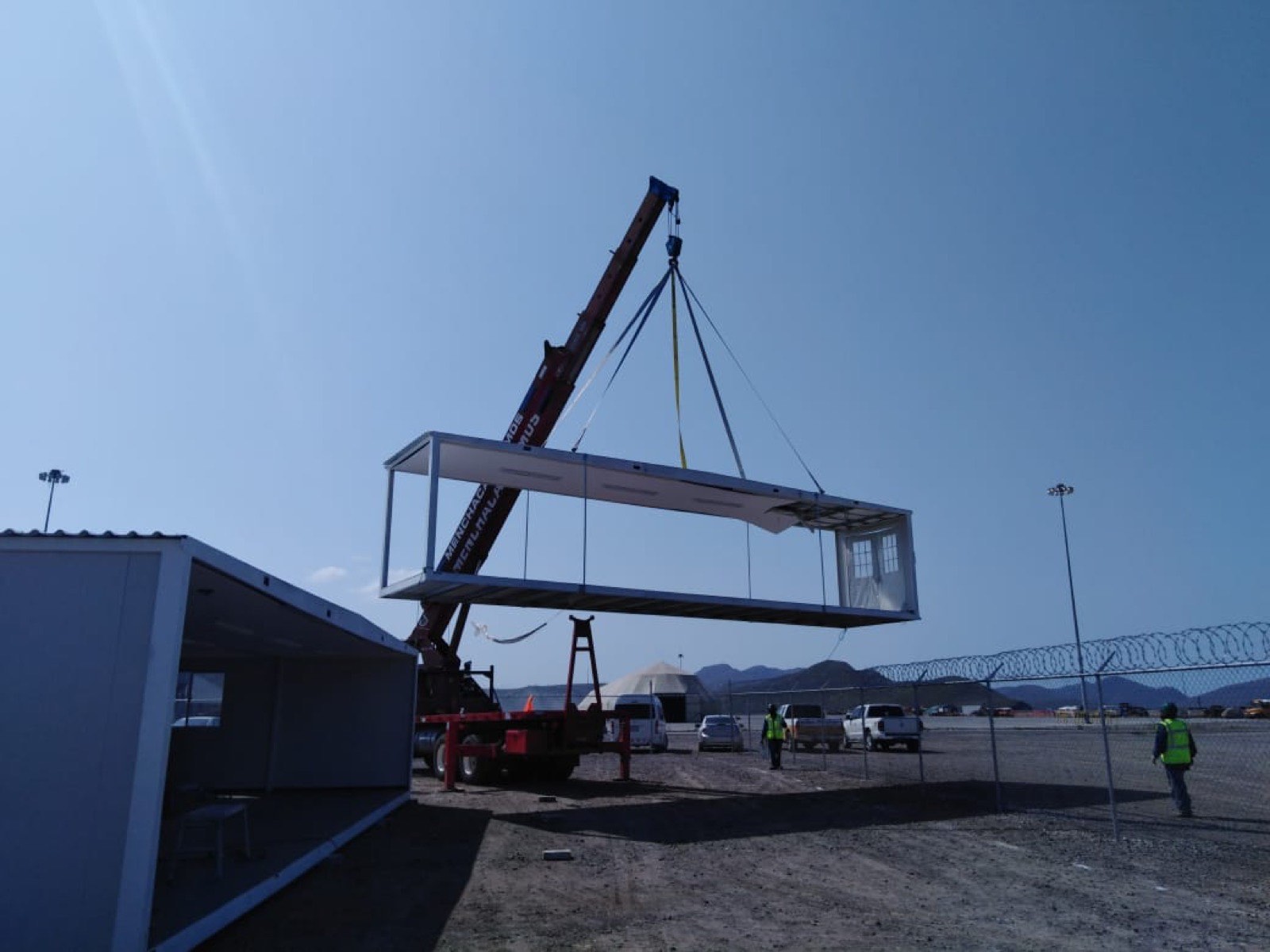 Transporte de grúa sobre cama baja al atardecer