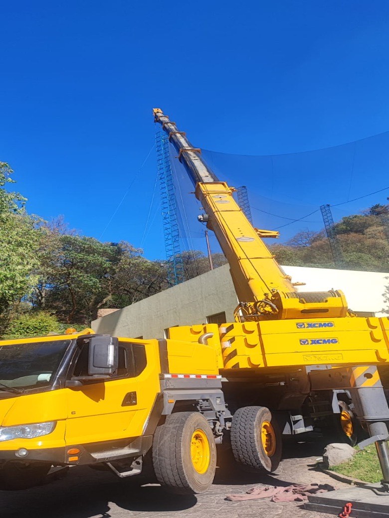 Izaje especializado junto a tanques industriales en planta química