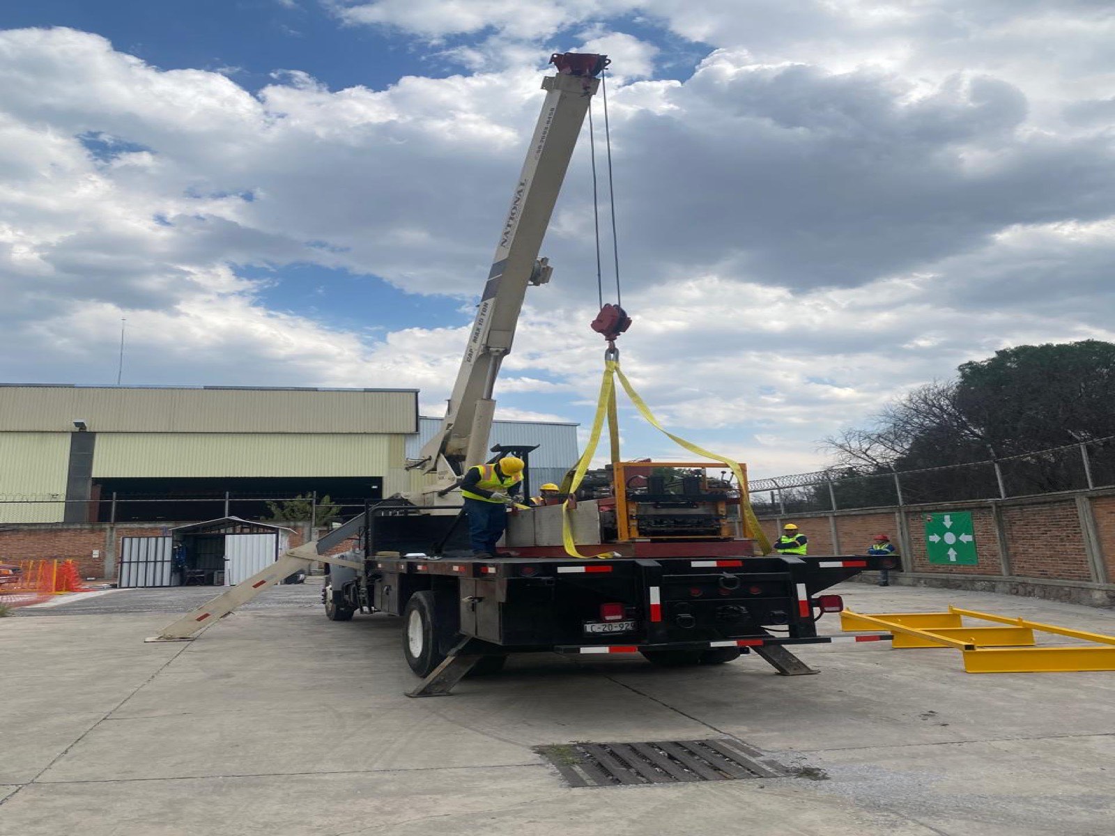 Colocación de estructura de puente sobre barranca en Huasca de Ocampo
