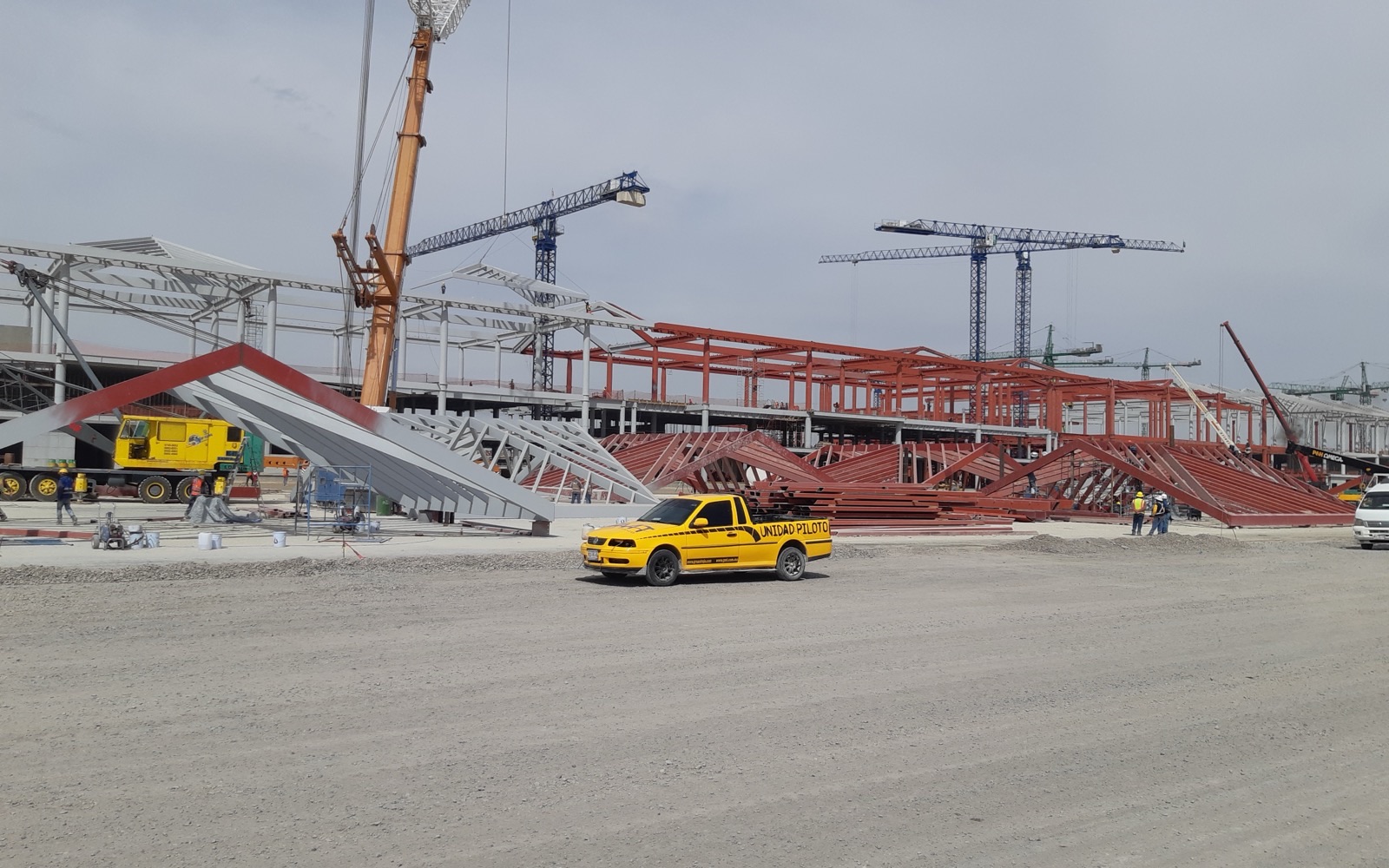 Grúa de Grúas Trejo en el montaje de estructuras metálicas de la terminal del Aeropuerto Internacional Felipe Ángeles