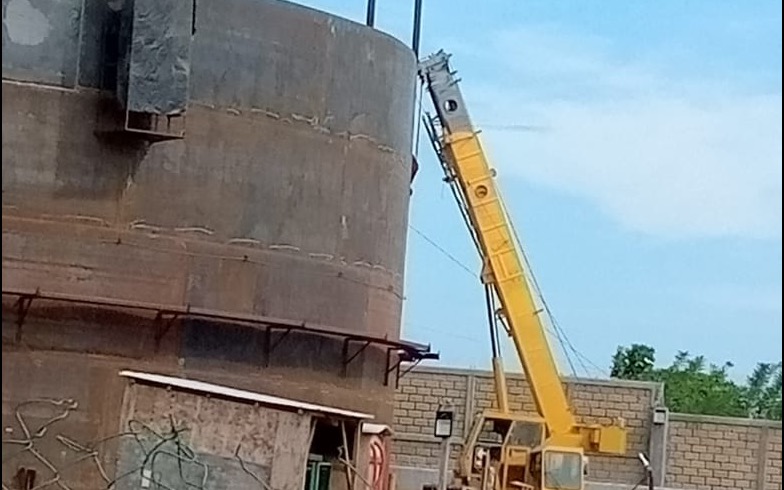 Grúa telescópica de Grúas Trejo en el montaje de un tanque de almacenamiento de acero de gran diámetro