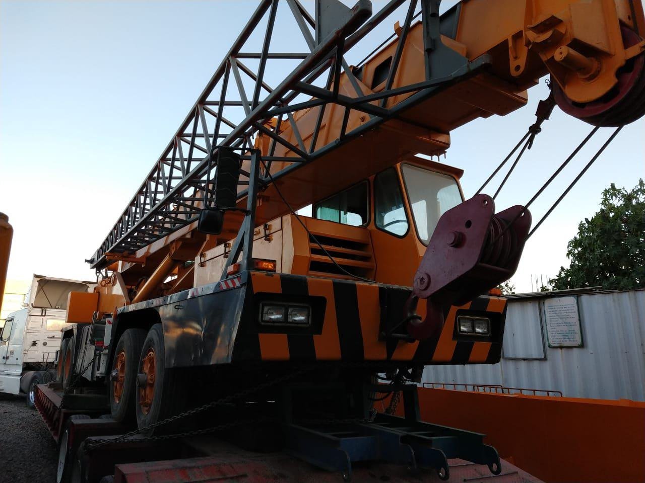 Transporte de grúa sobre cama baja al atardecer
