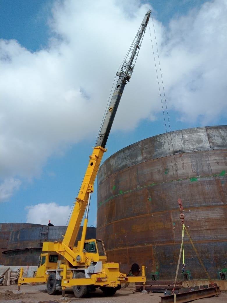 Izaje especializado junto a tanques industriales en planta química