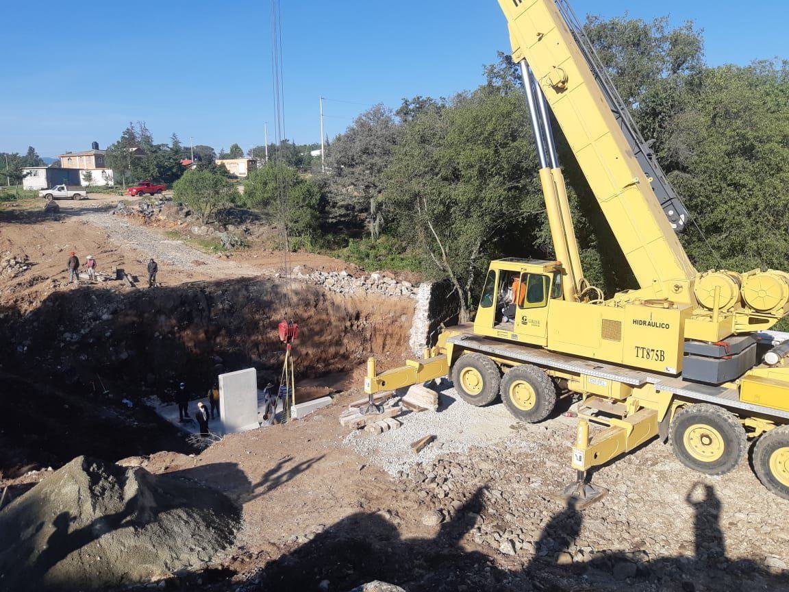 Colocación de estructura de puente sobre barranca en Huasca de Ocampo